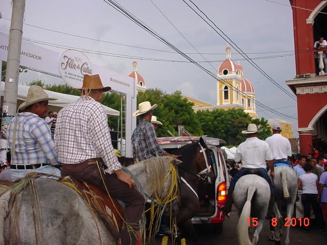 Los montados, el andamiaje del guaro criticado por el Obispo y la torre de catedral